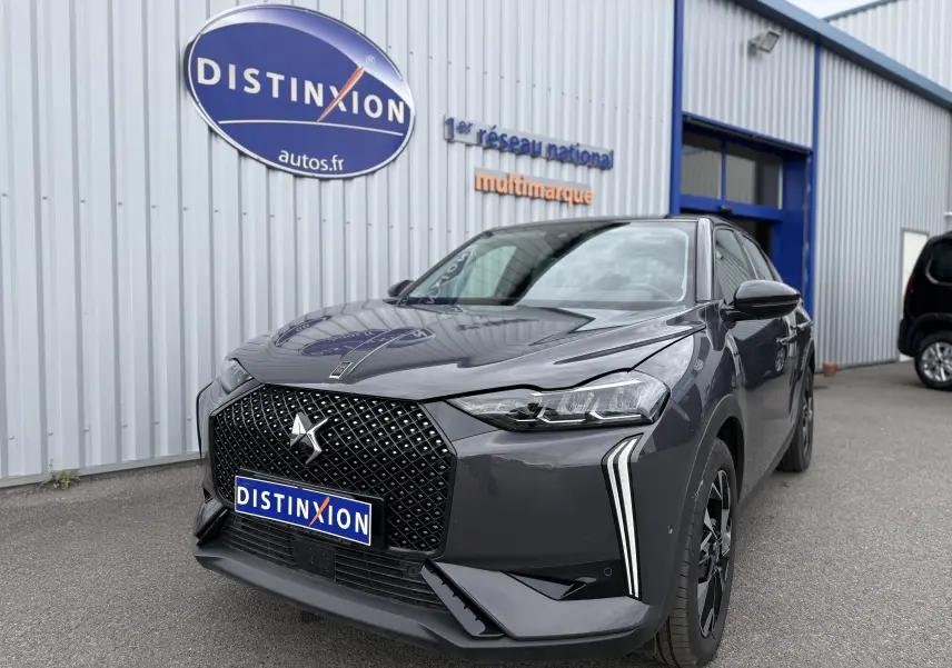 Vue 3/4 avant droite d'une DS3 hybride 2025 gris Vol de Nuit avec toit noir Perla Nera et calandre distinctive DS.