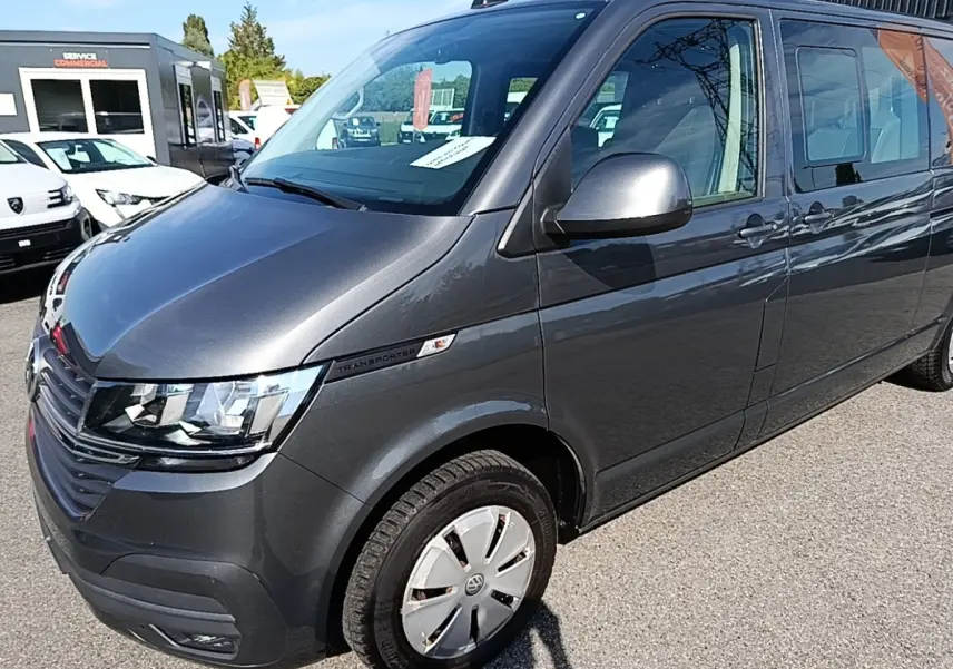 Vue 3/4 avant droit d’un Volkswagen Transporter gris foncé avec phares LED et jantes acier à enjoliveurs.
