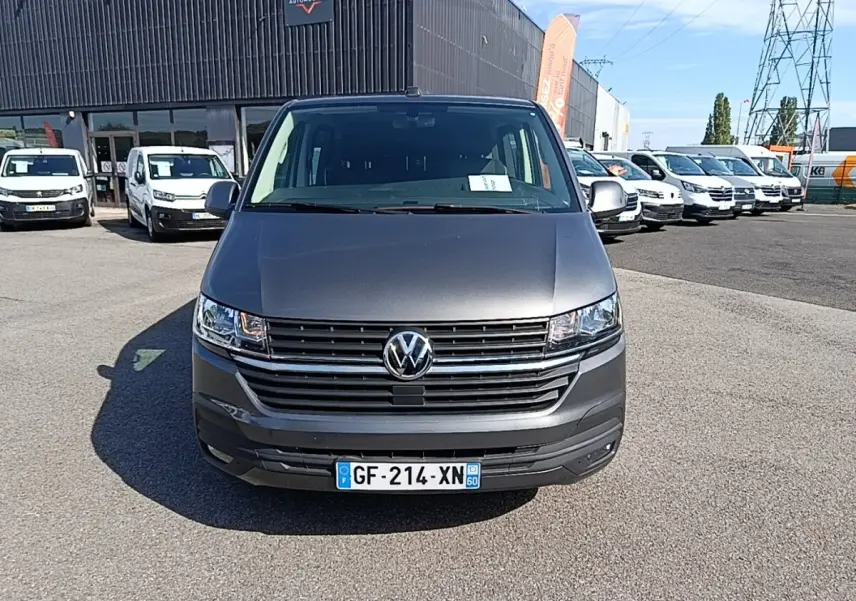 Vue avant d’un Volkswagen Transporter gris foncé 2022, avec calandre horizontale et logo VW bien visible.