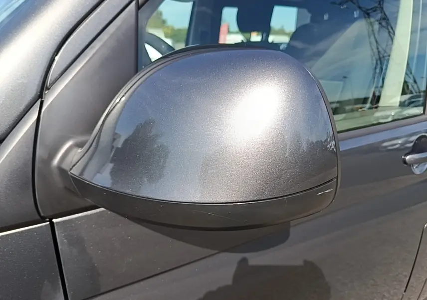 Rétroviseur côté conducteur gris foncé métallisé du Volkswagen Transporter 2.0 TDi 150 DSG7 L2H1 Confort 2022, vue rapprochée.