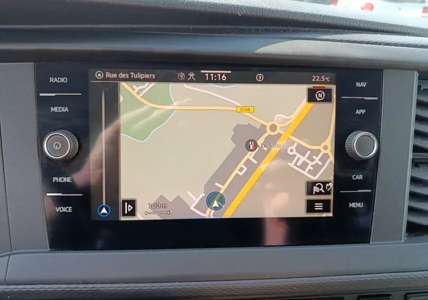 Vue intérieure du tableau de bord du Volkswagen Transporter 2022 avec écran tactile de navigation affichant une carte.