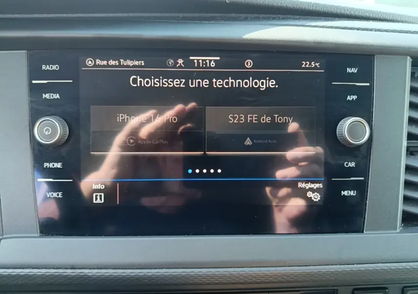 Écran tactile central du Volkswagen Transporter 2.0 TDi 150 DSG7, affichant options Apple CarPlay et Android Auto.