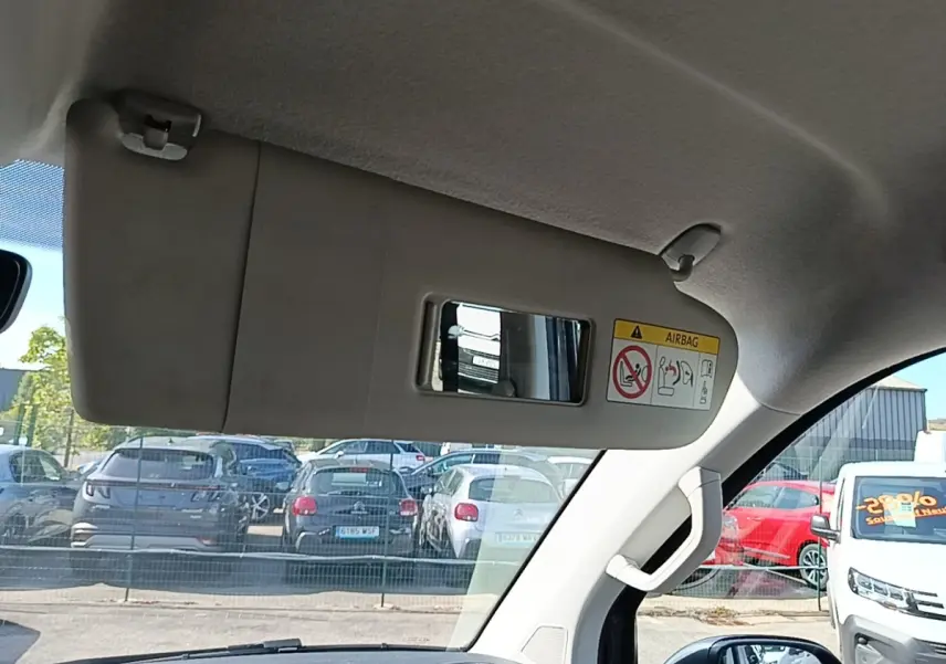 Vue intérieure du pare-soleil côté conducteur du Volkswagen Transporter gris foncé avec miroir intégré.