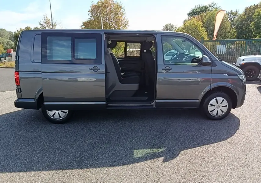 Vue latérale droite d'un Volkswagen Transporter gris foncé 2022 avec porte coulissante ouverte montrant l'intérieur.
