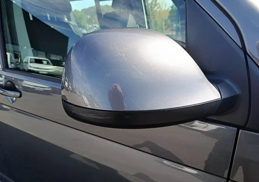 Rétroviseur côté conducteur gris foncé du Volkswagen Transporter 2.0 TDi 150 DSG7 L2H1 Confort, vue rapprochée en extérieur.