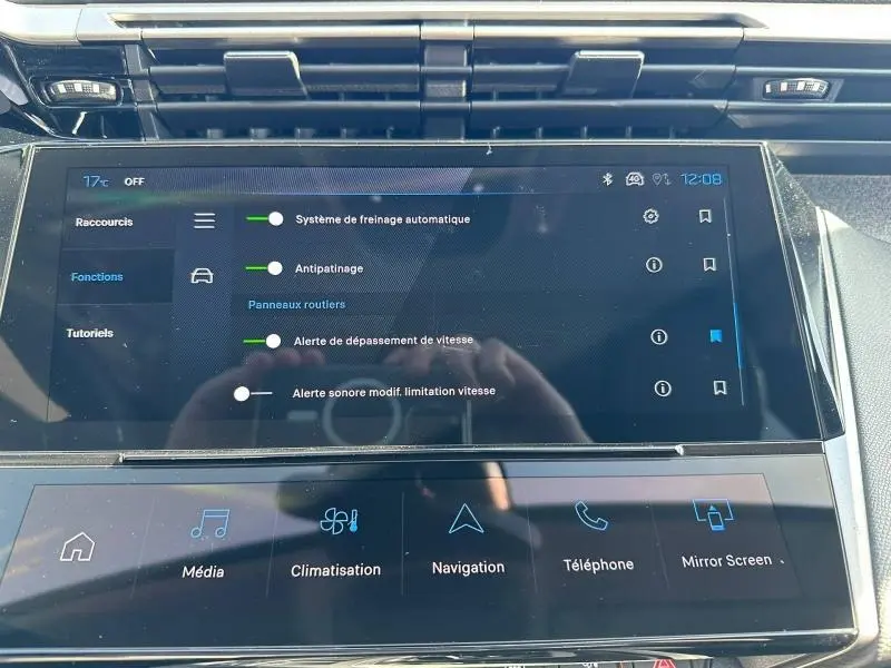 Écran tactile central de la Peugeot 308 bleu, affichant les réglages d’aides à la conduite en intérieur.