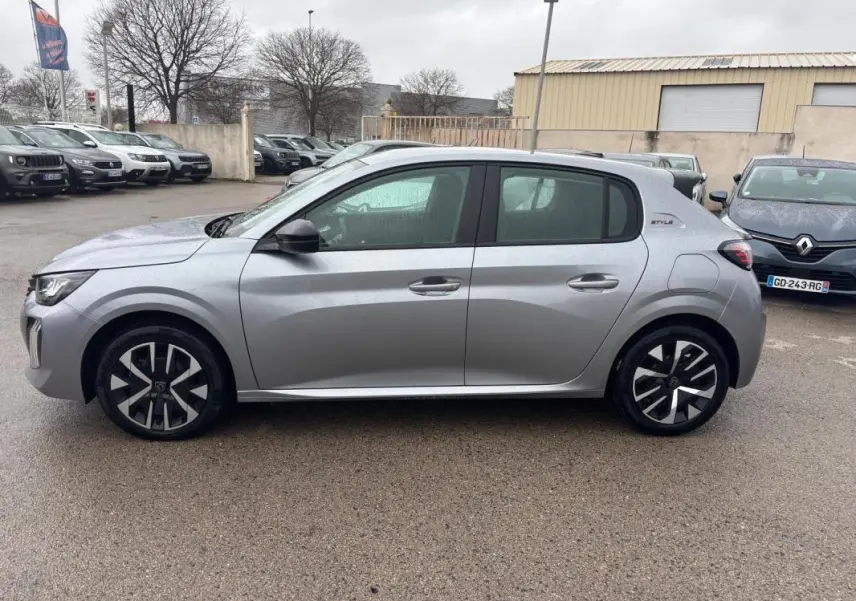 Vue de profil côté gauche d'une Peugeot 208 Hybrid 100 e-DCS6 Style gris avec jantes 16 pouces et badge Style arrière.