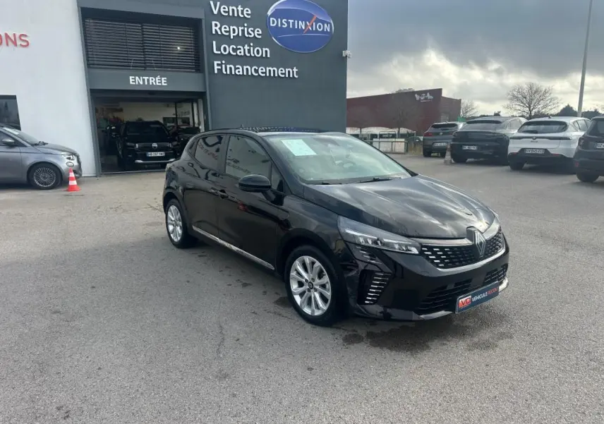 Renault Clio V dCi 100 Evolution noire vue en 3/4 avant droit, avec vitres surteintées et jantes argentées.