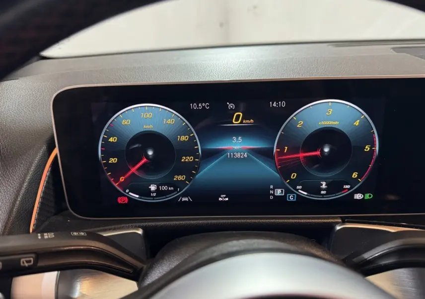 Vue rapprochée du tableau de bord numérique du Mercedes GLB 200 d AMG Line, affichage vitesse et compte-tours.