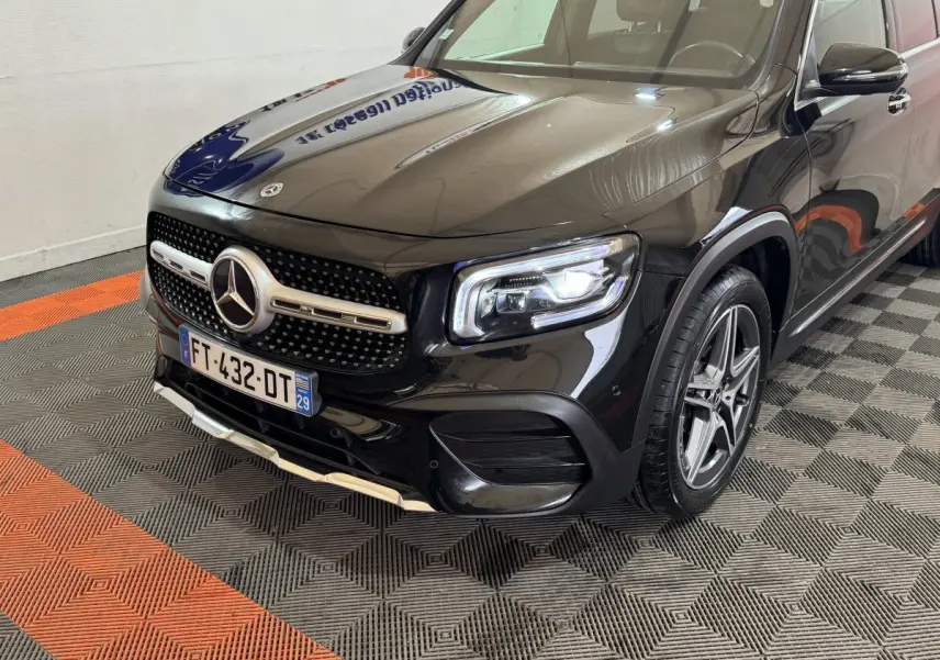 Vue 3/4 avant droit d’un Mercedes GLB 200 d AMG Line noir avec jantes alliage et calandre étoile distinctive.
