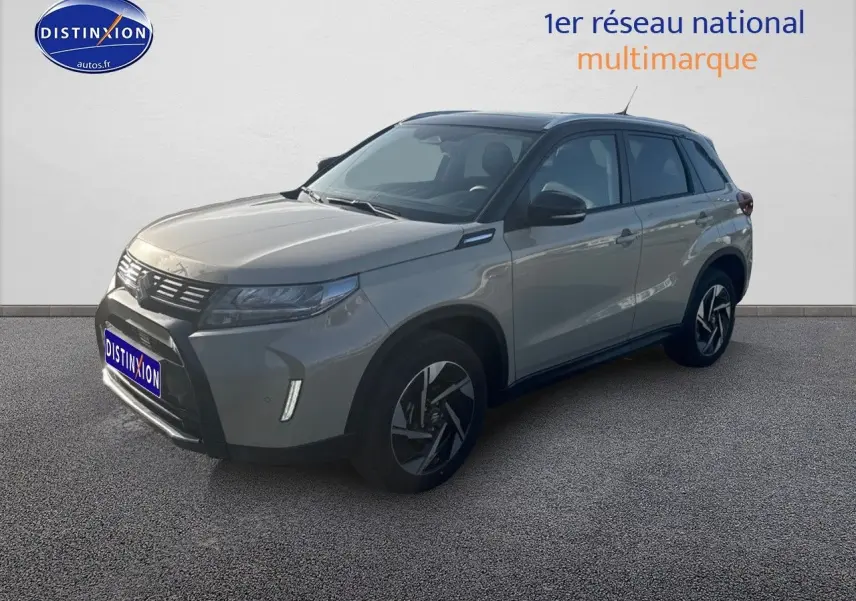 Suzuki Vitara 1.4 Boosterjet Hybrid 2026 en 3/4 avant, couleur So'Color Savanna Ivory avec toit noir et jantes alu noires.