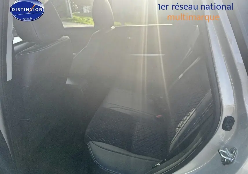 Vue côté droit arrière du Suzuki Vitara 1.4 Boosterjet Hybrid 2026 en So'Color Savanna Ivory/Black métal, sièges arrière en suédine noire.
