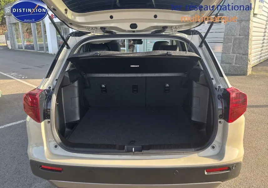 Coffre ouvert vu de l'arrière du Suzuki Vitara So'Color Savanna Ivory/Black métal, montrant l'espace de chargement vide.