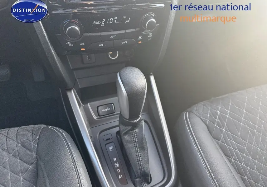 Vue rapprochée de la console centrale du Suzuki Vitara 2026, levier de vitesse automatique et sièges en suédine noire.