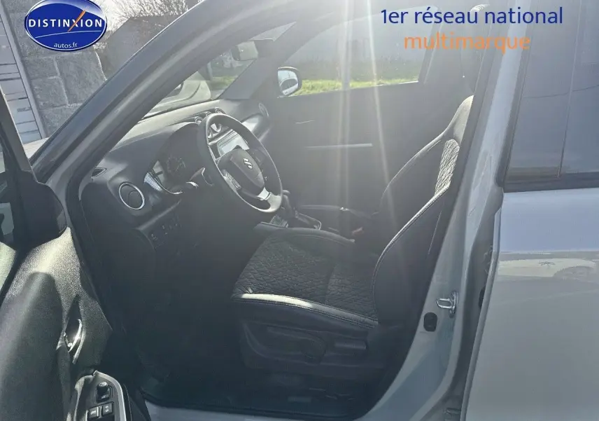 Intérieur côté conducteur du Suzuki Vitara 2026 en So'Color Savanna Ivory/Black métal, siège en suédine et cuir noir.