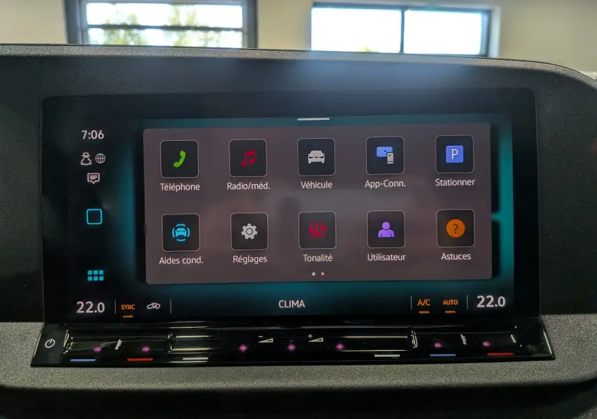 Écran tactile central du Volkswagen Caddy 2.0 TDI 2025 montrant les options de menu avec interface moderne.