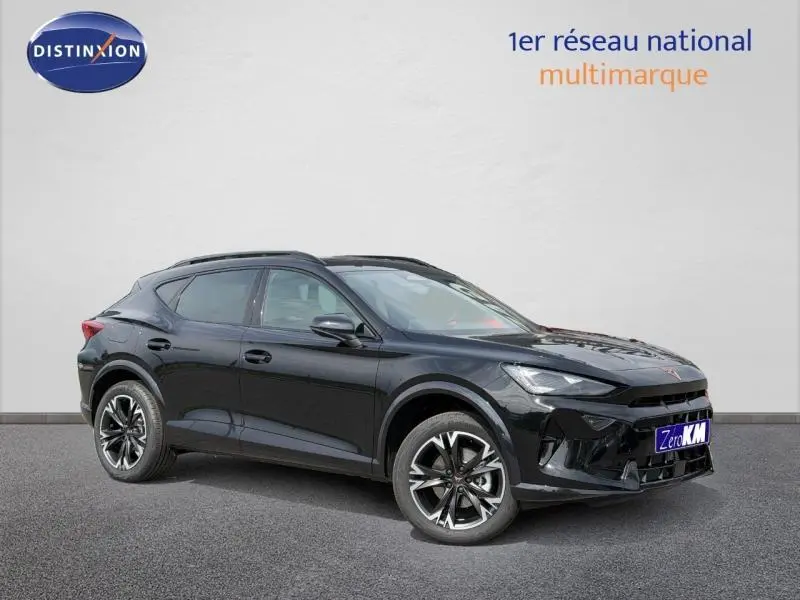 Vue 3/4 avant droite d'un CUPRA Formentor noir avec jantes alu et calandre distinctive.
