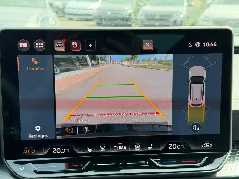 Écran tactile intérieur montrant la caméra de recul et l’aide au stationnement du CUPRA Formentor bleu Fjord.