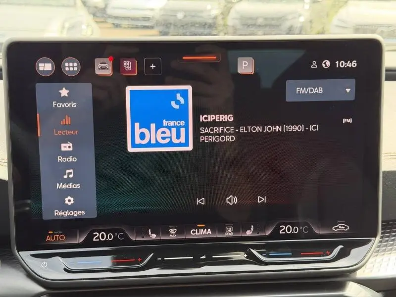 Écran tactile central du tableau de bord de la CUPRA Formentor bleu, affichant la radio FM/DAB à 10h46.