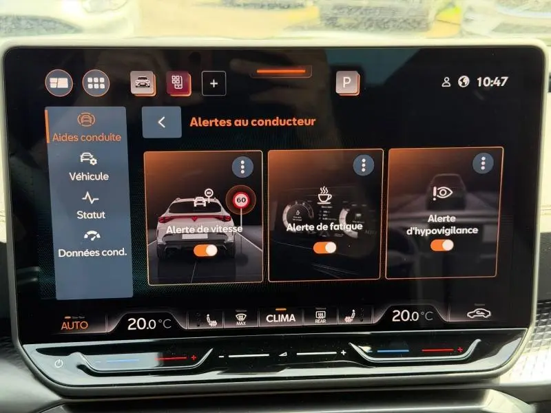 Écran tactile intérieur du tableau de bord de la CUPRA Formentor bleu, affichant les alertes au conducteur.