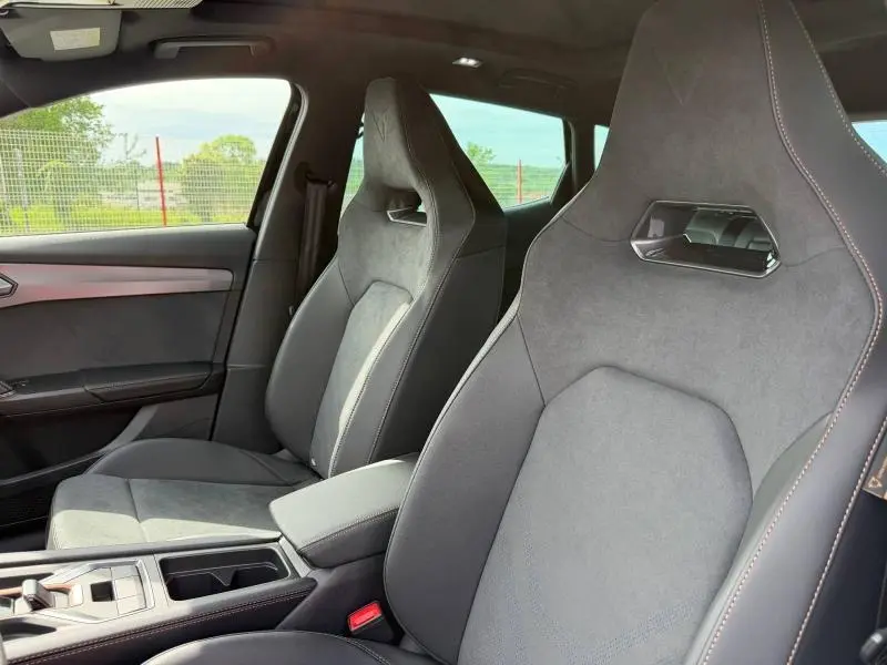 Vue intérieure sur les sièges avant sport en textile et TEP noir avec surpiqûres contrastées du CUPRA Formentor 2026.