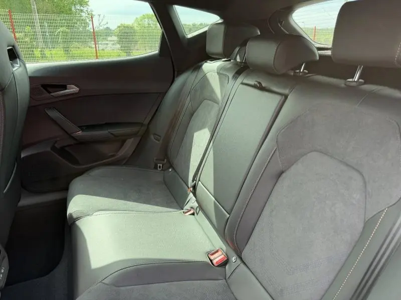 Vue latérale intérieure montrant la banquette arrière en textile et TEP noir asphalte du CUPRA Formentor bleu 2026.