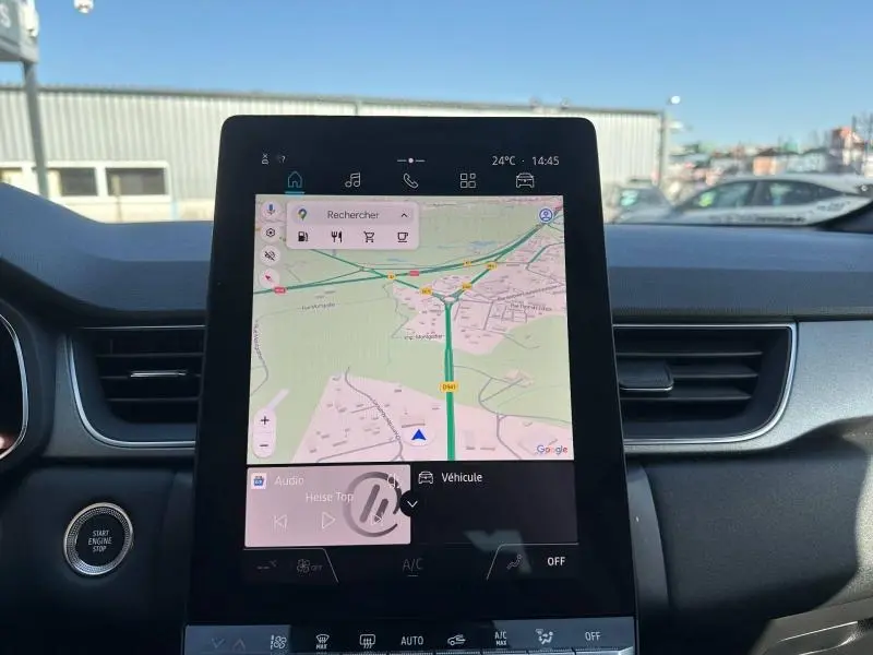 Vue intérieure centrée sur l'écran tactile du tableau de bord du Renault Captur 2025, affichant la navigation GPS.