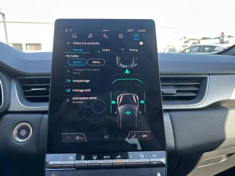 Vue rapprochée de l’écran tactile central du Renault Captur 2025 affichant les aides à la conduite, intérieur noir.