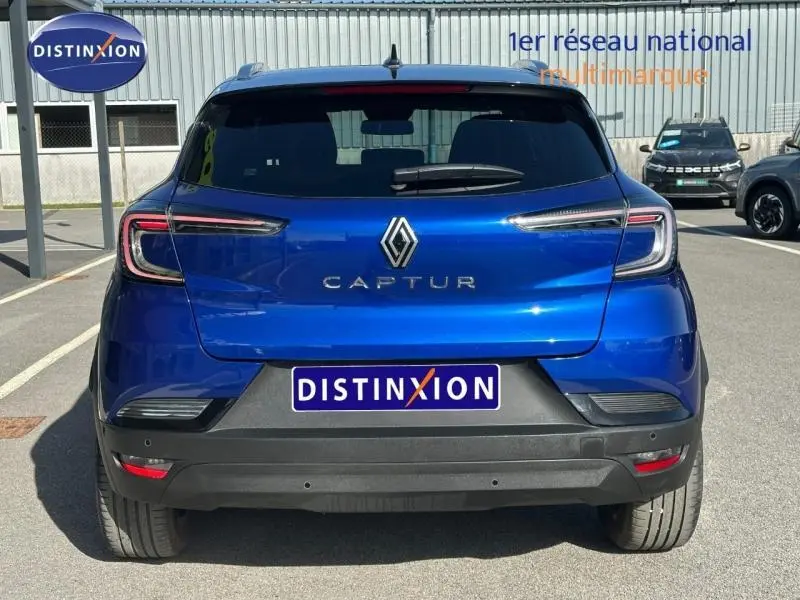 Vue arrière du Renault Captur 1.0 Eco-G 100ch Techno 2025 en Bleu Iron avec toit noir et feux LED distinctifs.