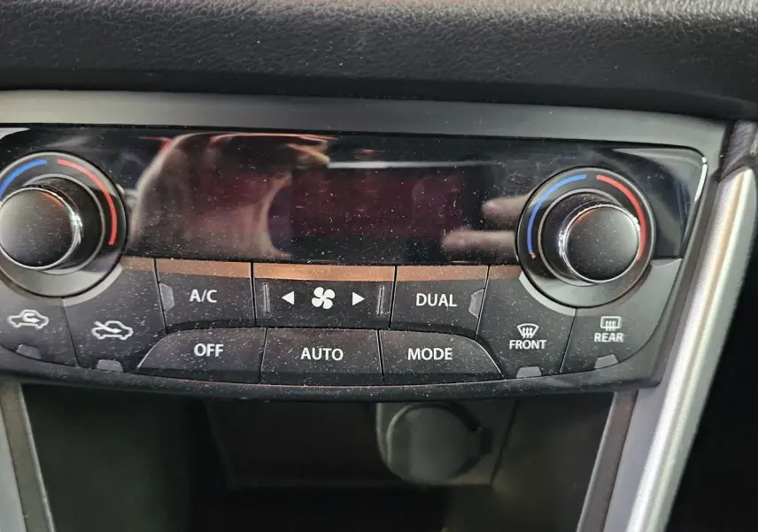 Panneau de commande de climatisation avec réglages manuels et automatiques sur SUZUKI SX4 S-CROSS gris de 2020.