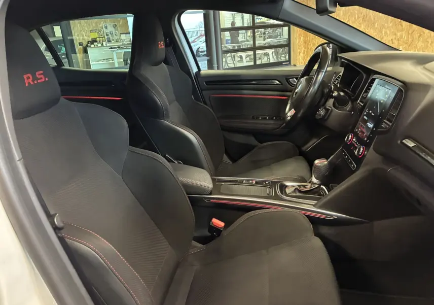 Vue intérieure du siège arrière droit de la Renault Mégane IV RS 280 EDC6 avec sellerie noire et surpiqûres rouges.