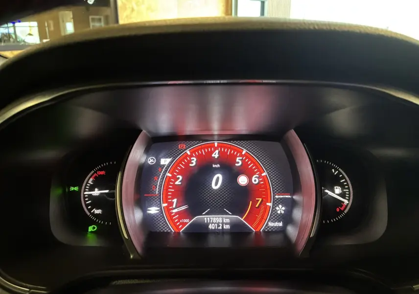 Vue intérieure de la porte avant gauche blanche de la Renault Mégane IV RS 280 avec garniture noire et surpiqûres rouges.