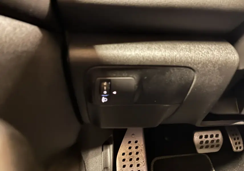 Gros plan sur le volant en cuir perforé avec commandes intégrées et écran tactile du tableau de bord de la Renault Mégane IV RS 280.