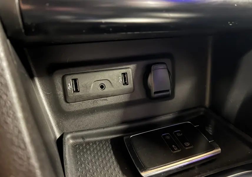 Vue rapprochée de la console centrale de la Renault Mégane IV RS 280 EDC6 blanche, avec écran tactile et commandes climatisation.