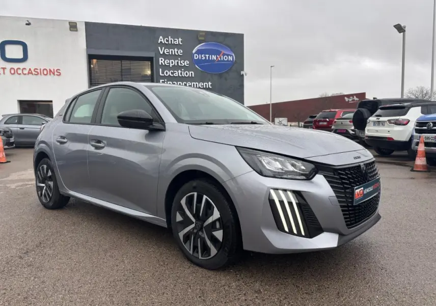 Peugeot 208 Hybrid gris vue 3/4 avant avec feux diurnes LED verticaux et jantes 16 pouces.