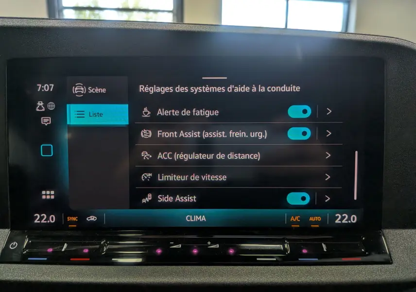 Écran central du Volkswagen Caddy 2025 montrant les réglages des aides à la conduite avec interface tactile et climatisation à 22°C.