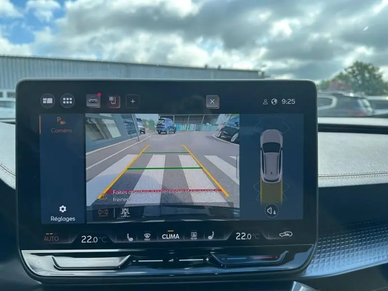 Écran tactile intérieur montrant la caméra de recul et l'affichage du système d'aide au stationnement du CUPRA Formentor gris.