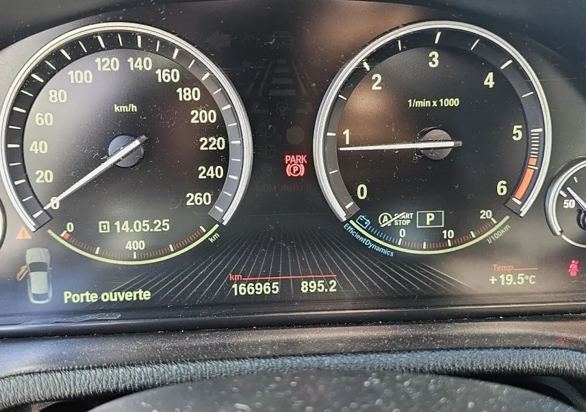 Tableau de bord du BMW X4 xDrive20dA 2015 montrant compteurs, jauge diesel et alertes, avec affichage noir et jaune.