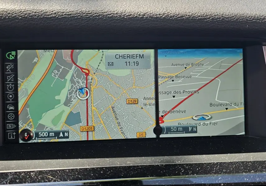 Écran GPS double affichage dans le tableau de bord noir du BMW X4 xDrive20dA M Sport 2015.