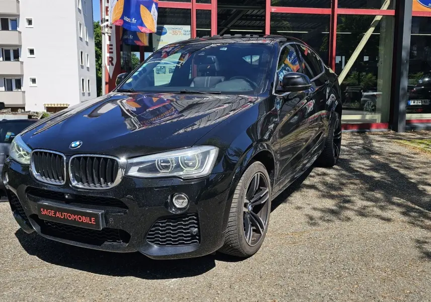 BMW X4 xDrive20dA 190ch M Sport noir vue 3/4 avant droit, avec jantes noires et calandre distinctive double haricot.