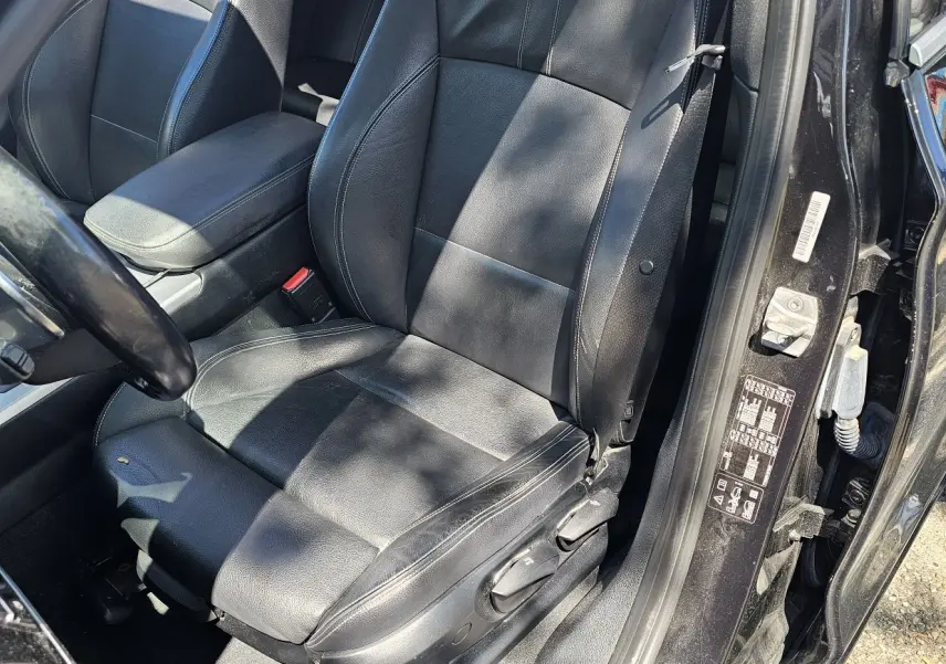 Siège conducteur en cuir noir de BMW X4 xDrive20dA 190ch M Sport 2015, vue intérieure côté gauche avec portière ouverte.