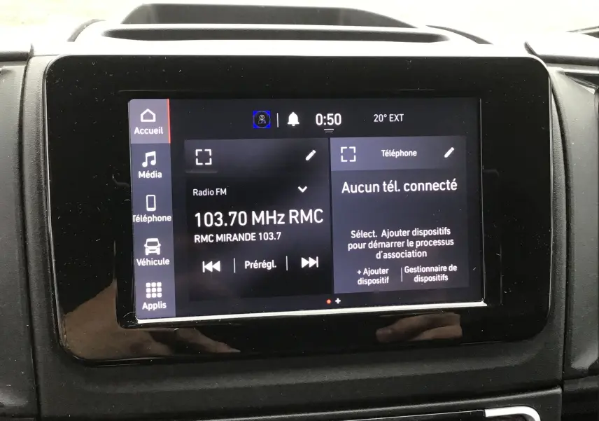 Écran tactile central du tableau de bord du Fiat Ducato Fourgon blanc 2024 affichant la radio FM et les options connectivité.