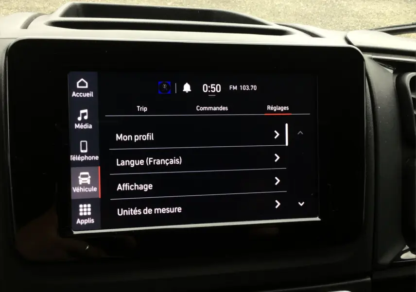 Écran tactile central du tableau de bord du FIAT Ducato Fourgon blanc 2024 affichant le menu Réglages en français.