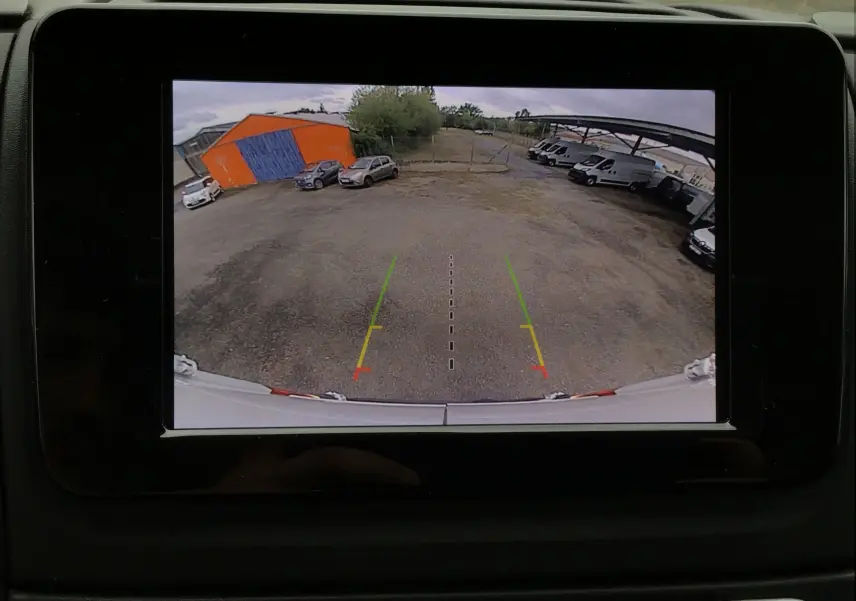 Vue arrière par caméra de recul du fourgon blanc FIAT Ducato XLH2 3T5 2024, avec lignes de guidage colorées.