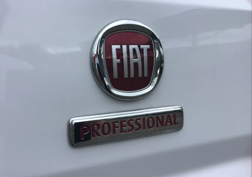 Gros plan sur l'arrière blanc du Fiat Ducato Fourgon avec le logo rouge FIAT et l'inscription Professional chrome.