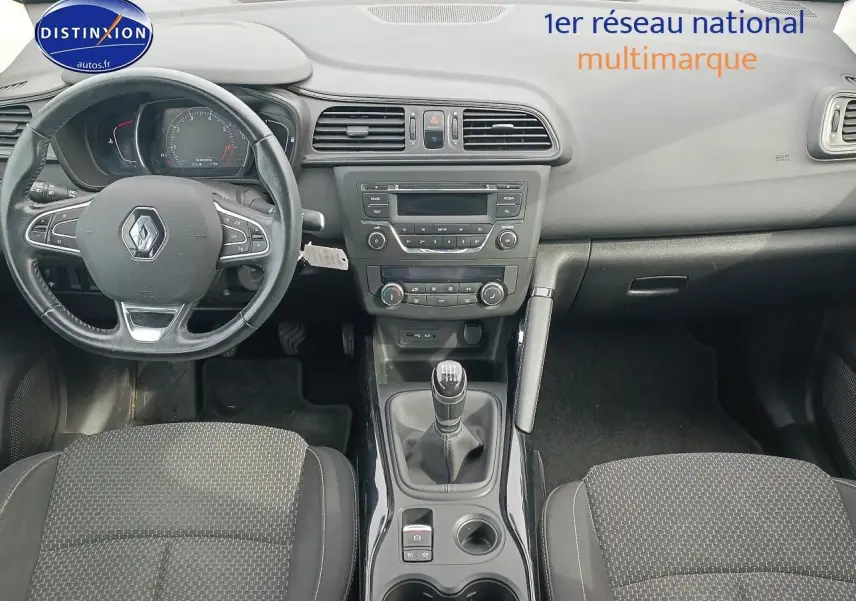 Vue intérieure du tableau de bord et console centrale du Renault Kadjar 1.2 TCe 130 Life avec volant cuir et levier de vitesse manuel.
