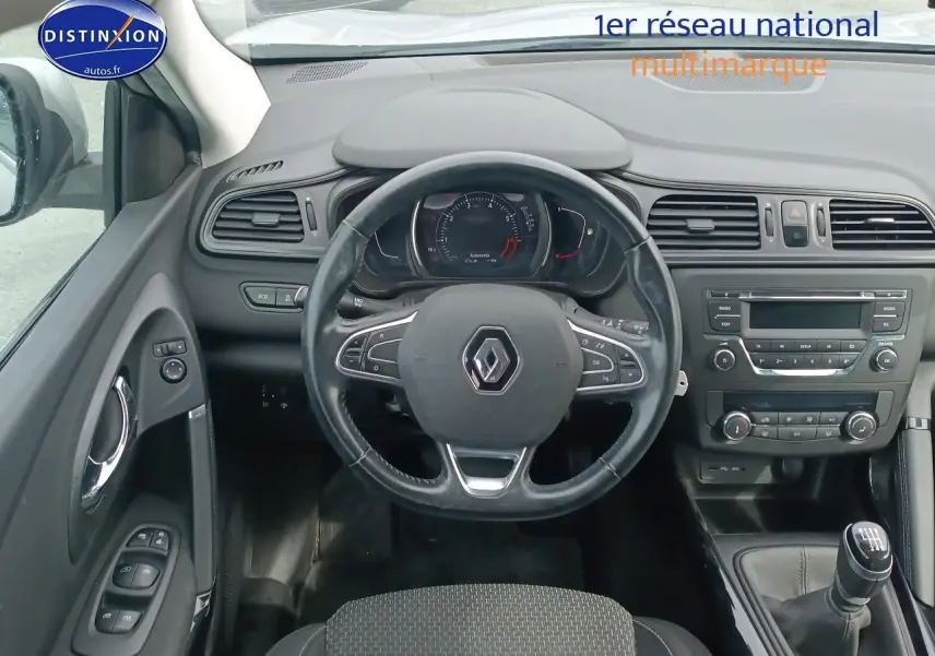 Vue intérieure centrée sur le volant cuir multifonction et la console centrale du Renault Kadjar gris 2017.