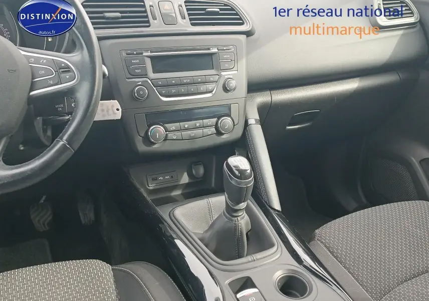 Intérieur Renault Kadjar 1.2 TCe 130 Life 2017, vue centrale sur console avec levier de vitesses manuel cuir et tableau de bord gris.