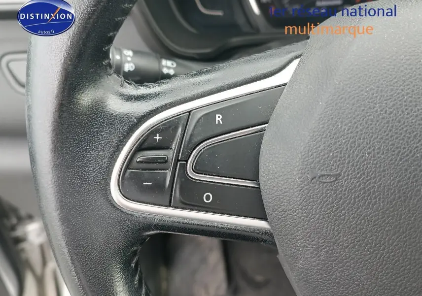 Gros plan sur les commandes au volant cuir du Renault Kadjar gris 1.2 tce 130 life, côté gauche.