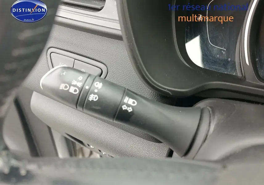 Gros plan sur la commande des phares et clignotants à gauche du volant du Renault Kadjar gris 2017.